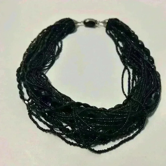 Statement Piece Multi-layered beaded chocked necklace - Picture 2 of 7